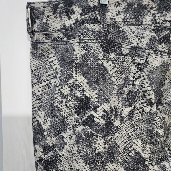 Torrid Jegging - Super Stretch Grey Snakeskin Print in Size 28R - Picture 10 of 16